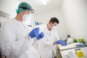 22.10.2020 - Může antigenní test nahradit metodu PCR? FN Motol v pilotním projektu testuje oběma metodami