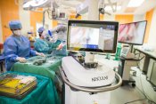 12.02.2021 - TZ - Motolští lékaři poprvé využili pro operaci nezhoubného nádoru ucha 3D mikroskop