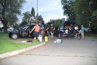Střídání posádek, krátká pauza na přeložení aut a vyrážíme přes Slovensko.