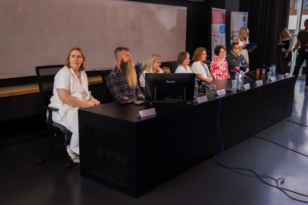 Tisková konference FN Motol a Českého registru dárců krvetvorných buněk IKEM. Tématem byla pozitivní změna ve zdravotním stavu dvouleté Madlenky Přibylové, která trpí vzácným onemocněním krvetvorby.