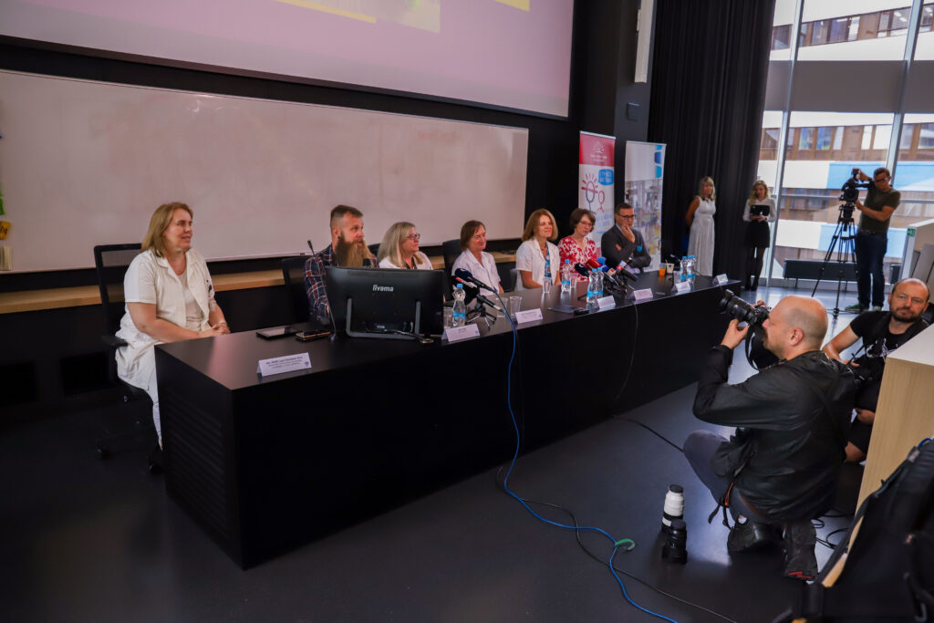 Tisková konference FN Motol a Českého registru dárců krvetvorných buněk IKEM. Tématem byla pozitivní změna ve zdravotním stavu dvouleté Madlenky Přibylové, která trpí vzácným onemocněním krvetvorby.