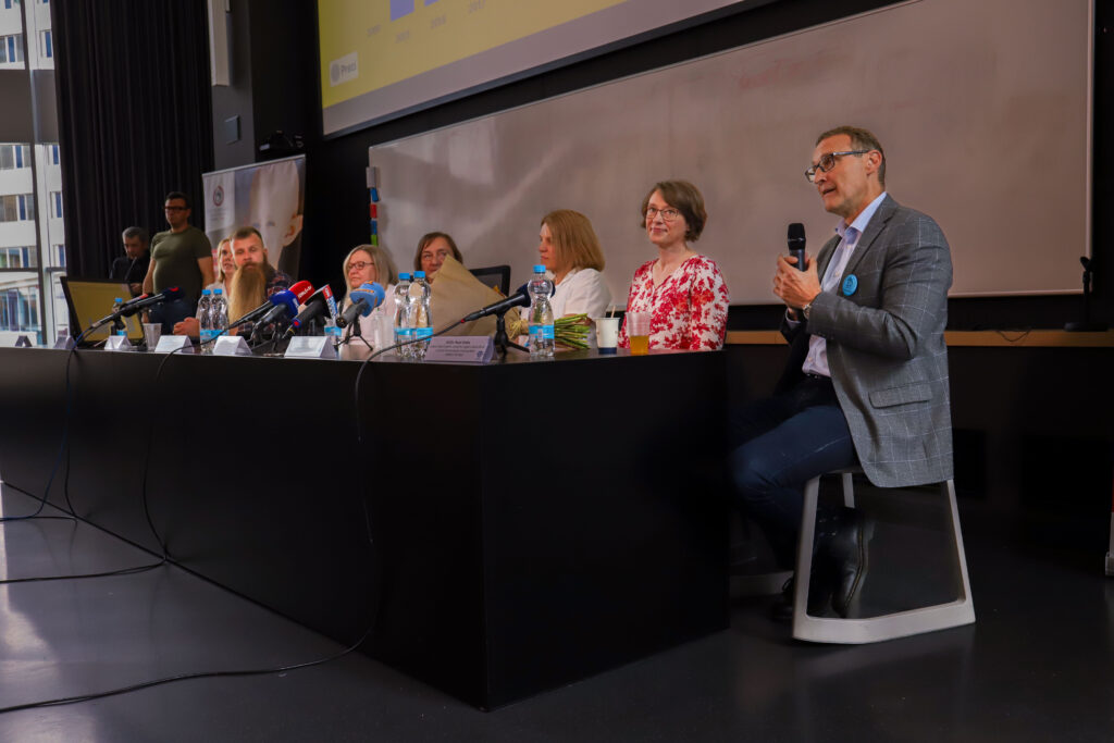 Tisková konference FN Motol a Českého registru dárců krvetvorných buněk IKEM. Tématem byla pozitivní změna ve zdravotním stavu dvouleté Madlenky Přibylové, která trpí vzácným onemocněním krvetvorby.