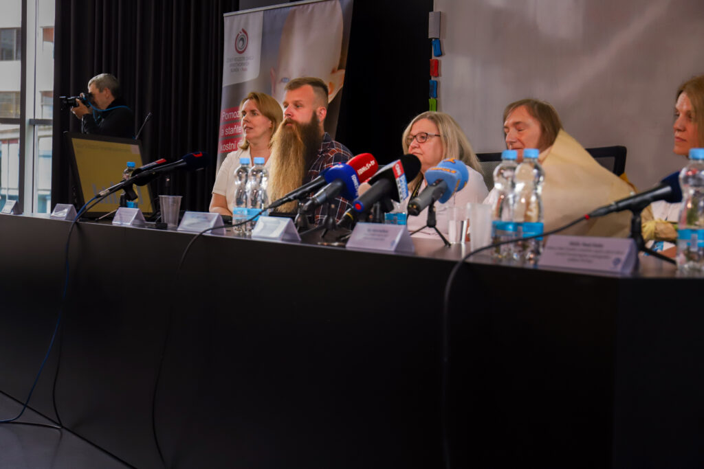 Tisková konference FN Motol a Českého registru dárců krvetvorných buněk IKEM. Tématem byla pozitivní změna ve zdravotním stavu dvouleté Madlenky Přibylové, která trpí vzácným onemocněním krvetvorby.