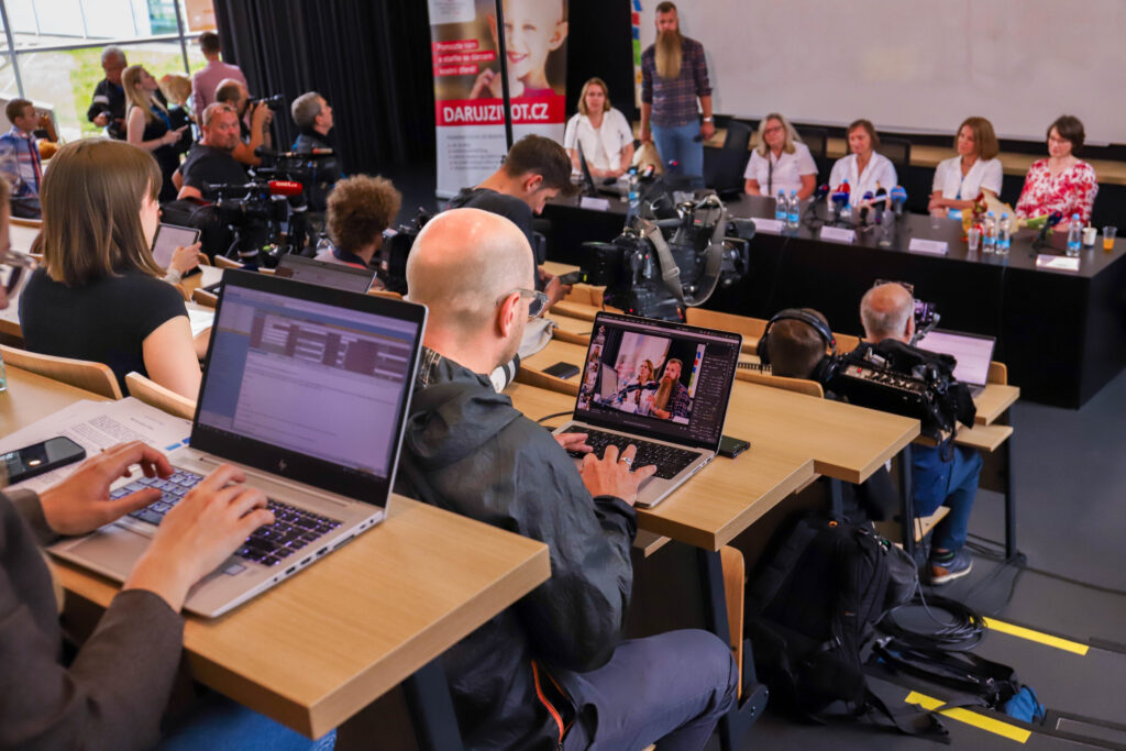 Tisková konference FN Motol a Českého registru dárců krvetvorných buněk IKEM. Tématem byla pozitivní změna ve zdravotním stavu dvouleté Madlenky Přibylové, která trpí vzácným onemocněním krvetvorby.