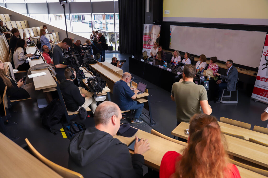 Tisková konference FN Motol a Českého registru dárců krvetvorných buněk IKEM. Tématem byla pozitivní změna ve zdravotním stavu dvouleté Madlenky Přibylové, která trpí vzácným onemocněním krvetvorby.