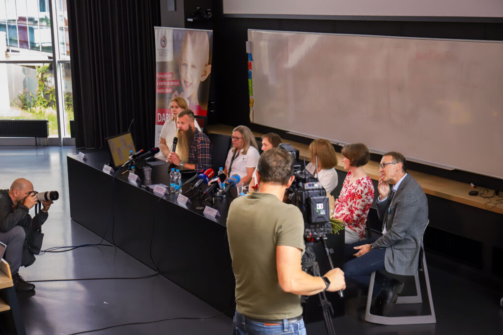 Tisková konference FN Motol a Českého registru dárců krvetvorných buněk IKEM. Tématem byla pozitivní změna ve zdravotním stavu dvouleté Madlenky Přibylové, která trpí vzácným onemocněním krvetvorby.