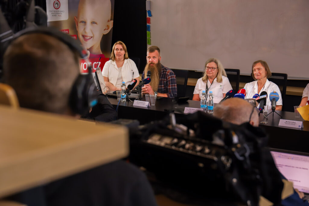 Tisková konference FN Motol a Českého registru dárců krvetvorných buněk IKEM. Tématem byla pozitivní změna ve zdravotním stavu dvouleté Madlenky Přibylové, která trpí vzácným onemocněním krvetvorby.