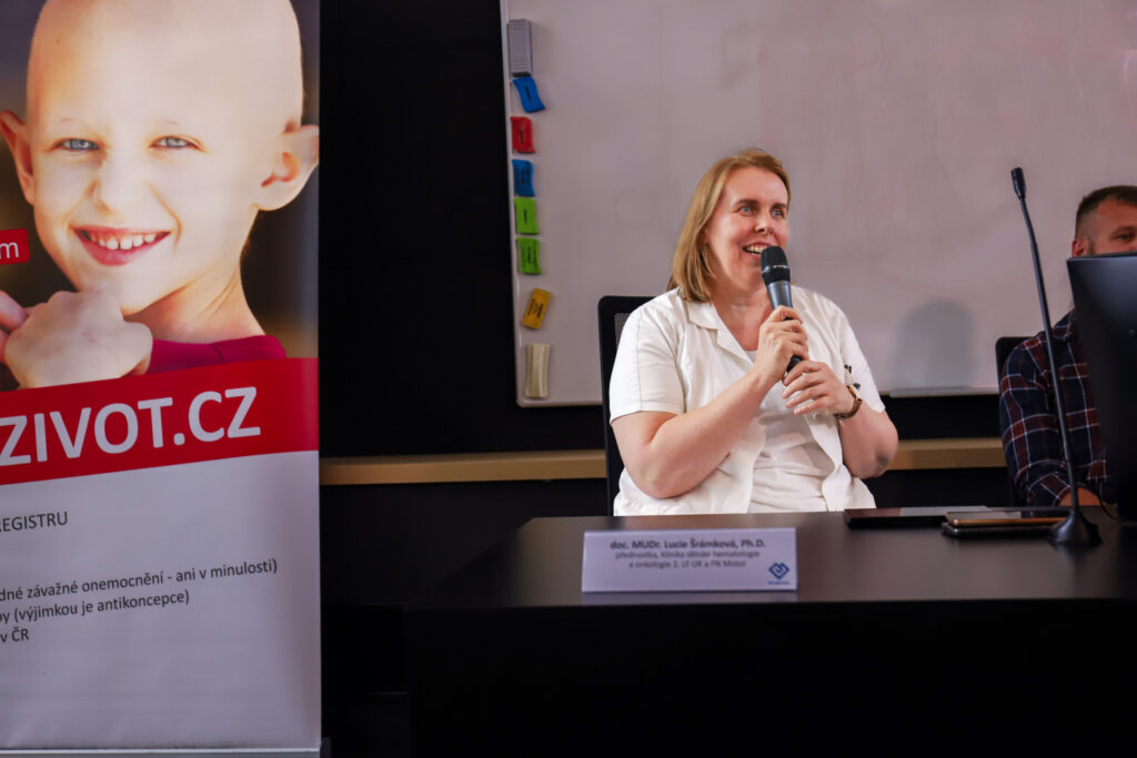 Tisková konference FN Motol a Českého registru dárců krvetvorných buněk IKEM. Tématem byla pozitivní změna ve zdravotním stavu dvouleté Madlenky Přibylové, která trpí vzácným onemocněním krvetvorby.