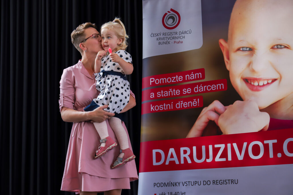 Tisková konference FN Motol a Českého registru dárců krvetvorných buněk IKEM. Tématem byla pozitivní změna ve zdravotním stavu dvouleté Madlenky Přibylové, která trpí vzácným onemocněním krvetvorby.