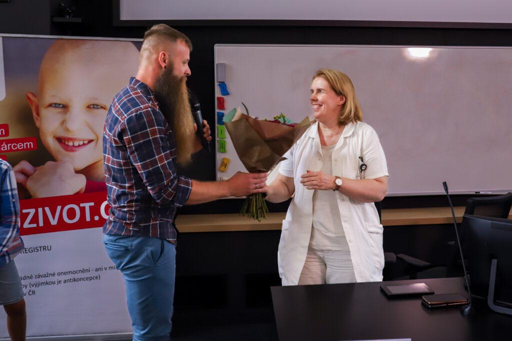 Tisková konference FN Motol a Českého registru dárců krvetvorných buněk IKEM. Tématem byla pozitivní změna ve zdravotním stavu dvouleté Madlenky Přibylové, která trpí vzácným onemocněním krvetvorby.