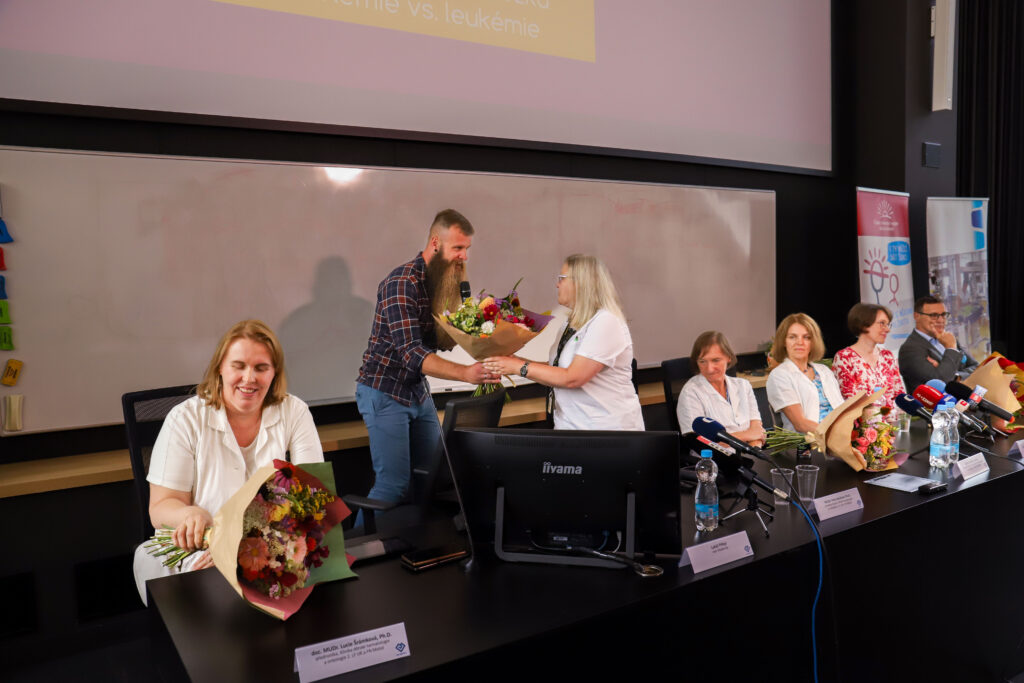 Tisková konference FN Motol a Českého registru dárců krvetvorných buněk IKEM. Tématem byla pozitivní změna ve zdravotním stavu dvouleté Madlenky Přibylové, která trpí vzácným onemocněním krvetvorby.