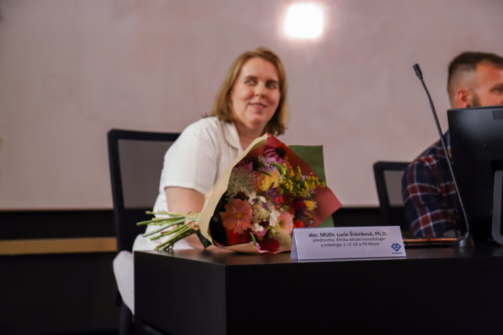 Tisková konference FN Motol a Českého registru dárců krvetvorných buněk IKEM. Tématem byla pozitivní změna ve zdravotním stavu dvouleté Madlenky Přibylové, která trpí vzácným onemocněním krvetvorby.