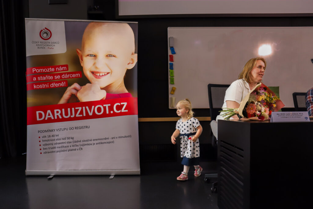 Tisková konference FN Motol a Českého registru dárců krvetvorných buněk IKEM. Tématem byla pozitivní změna ve zdravotním stavu dvouleté Madlenky Přibylové, která trpí vzácným onemocněním krvetvorby.