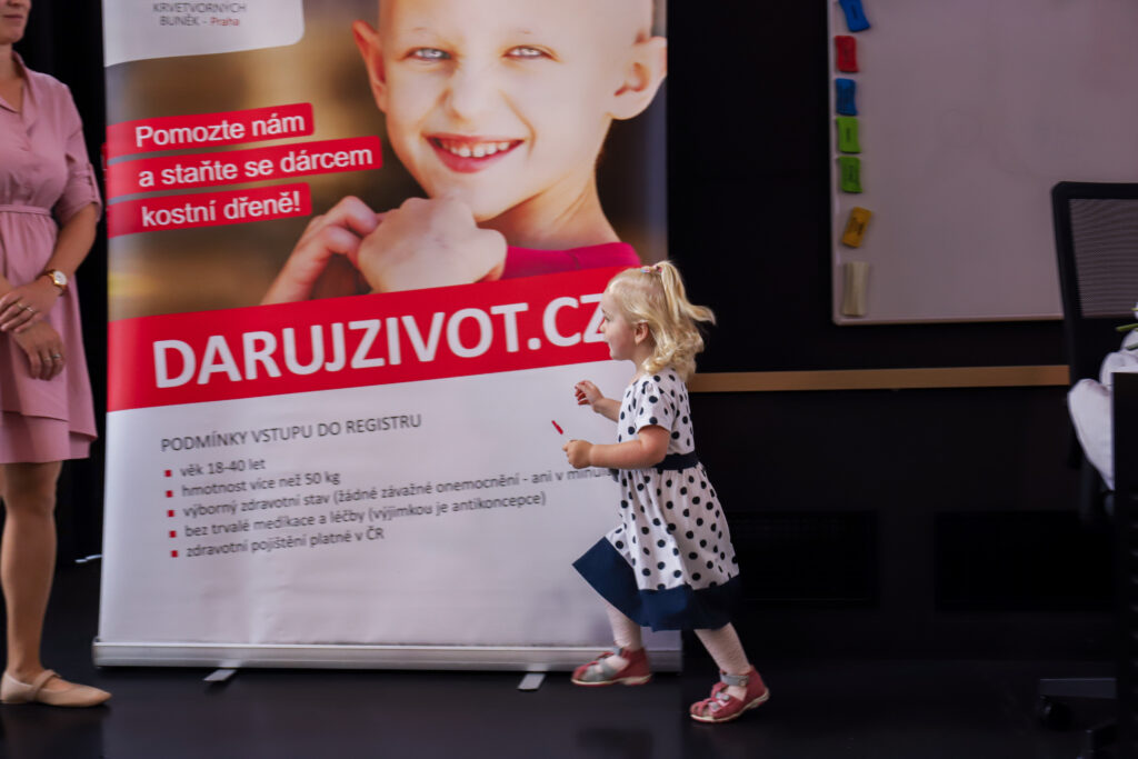 Tisková konference FN Motol a Českého registru dárců krvetvorných buněk IKEM. Tématem byla pozitivní změna ve zdravotním stavu dvouleté Madlenky Přibylové, která trpí vzácným onemocněním krvetvorby.