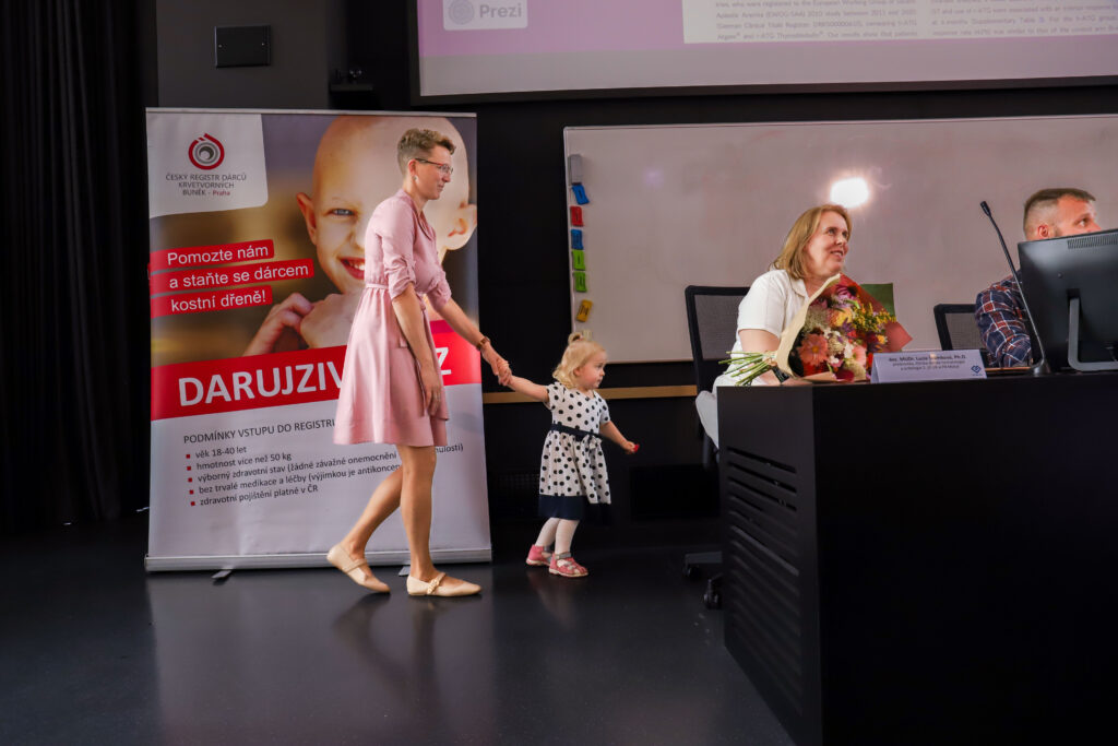 Tisková konference FN Motol a Českého registru dárců krvetvorných buněk IKEM. Tématem byla pozitivní změna ve zdravotním stavu dvouleté Madlenky Přibylové, která trpí vzácným onemocněním krvetvorby.