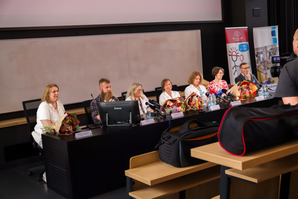 Tisková konference FN Motol a Českého registru dárců krvetvorných buněk IKEM. Tématem byla pozitivní změna ve zdravotním stavu dvouleté Madlenky Přibylové, která trpí vzácným onemocněním krvetvorby.