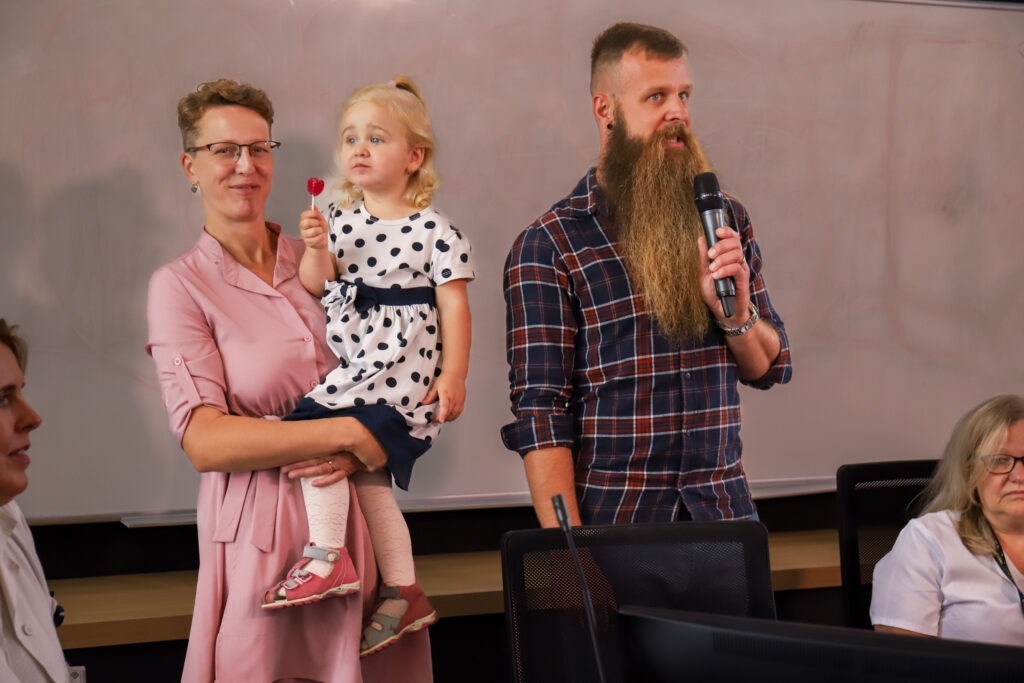Tisková konference FN Motol a Českého registru dárců krvetvorných buněk IKEM. Tématem byla pozitivní změna ve zdravotním stavu dvouleté Madlenky Přibylové, která trpí vzácným onemocněním krvetvorby.