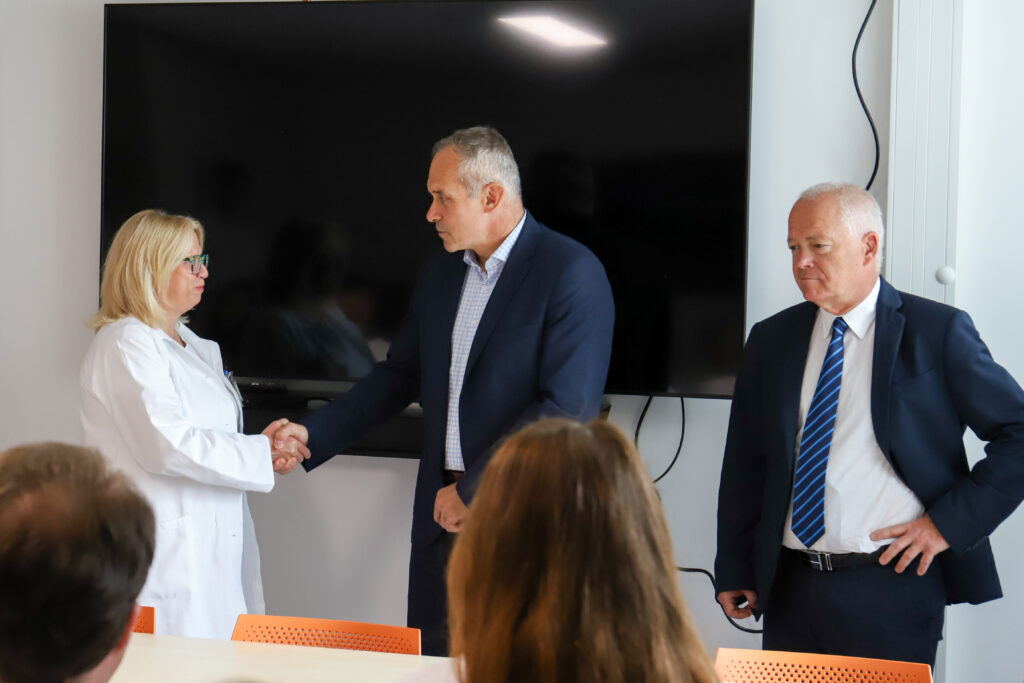 Na dvou pracovištích 2. LF UK a FN Motol se předává pomyslné žezlo.