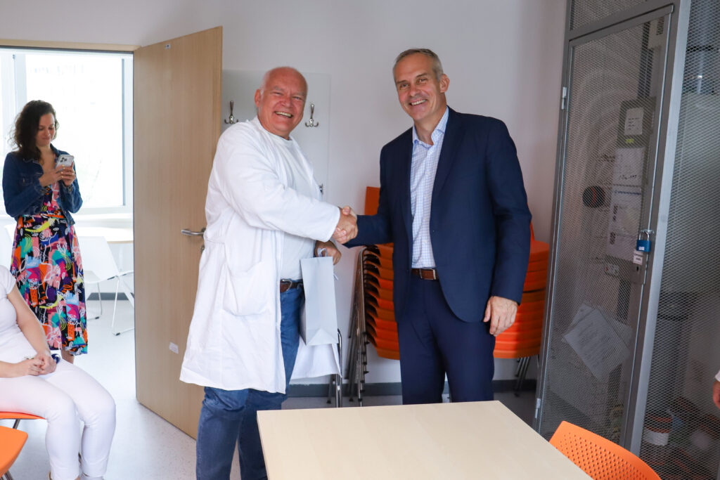 Na dvou pracovištích 2. LF UK a FN Motol se předává pomyslné žezlo.