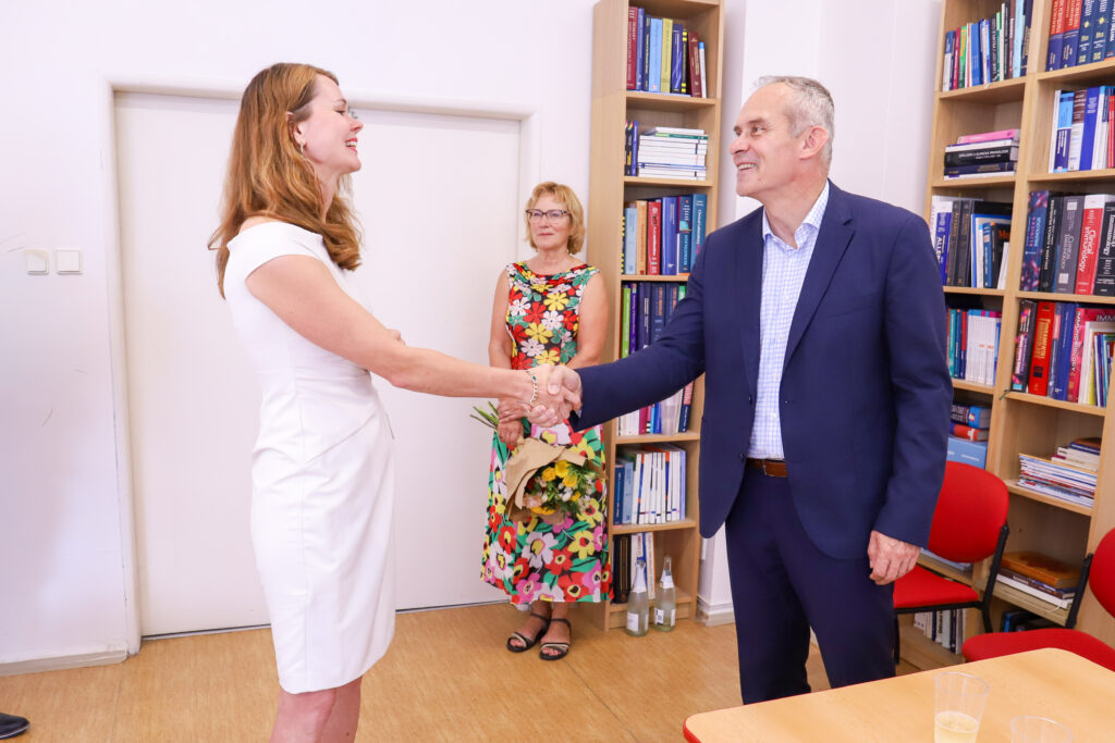 Na dvou pracovištích 2. LF UK a FN Motol se předává pomyslné žezlo.