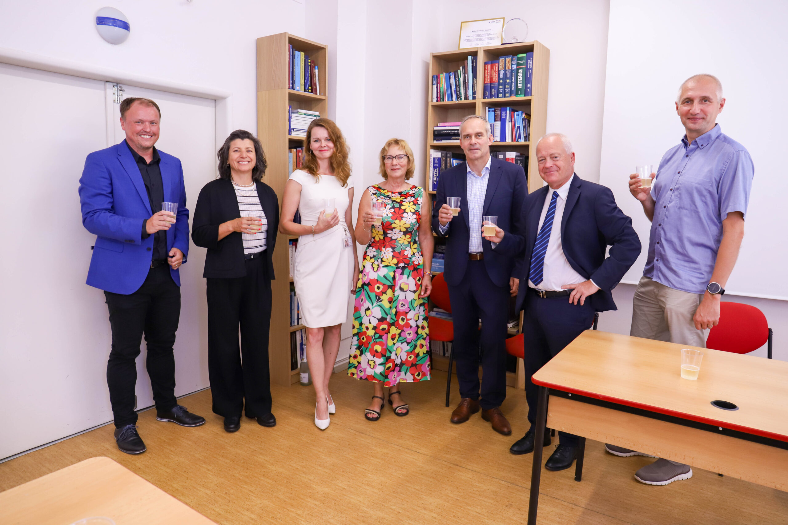 Na dvou pracovištích 2. LF UK a FN Motol se předává pomyslné žezlo.