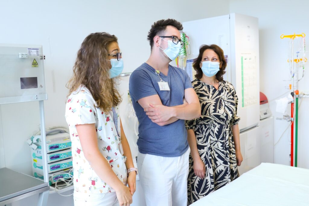 Kliniku dětské hematologie a onkologie FN Motol navštívili Míša Tomešová a Roman Tomeš
