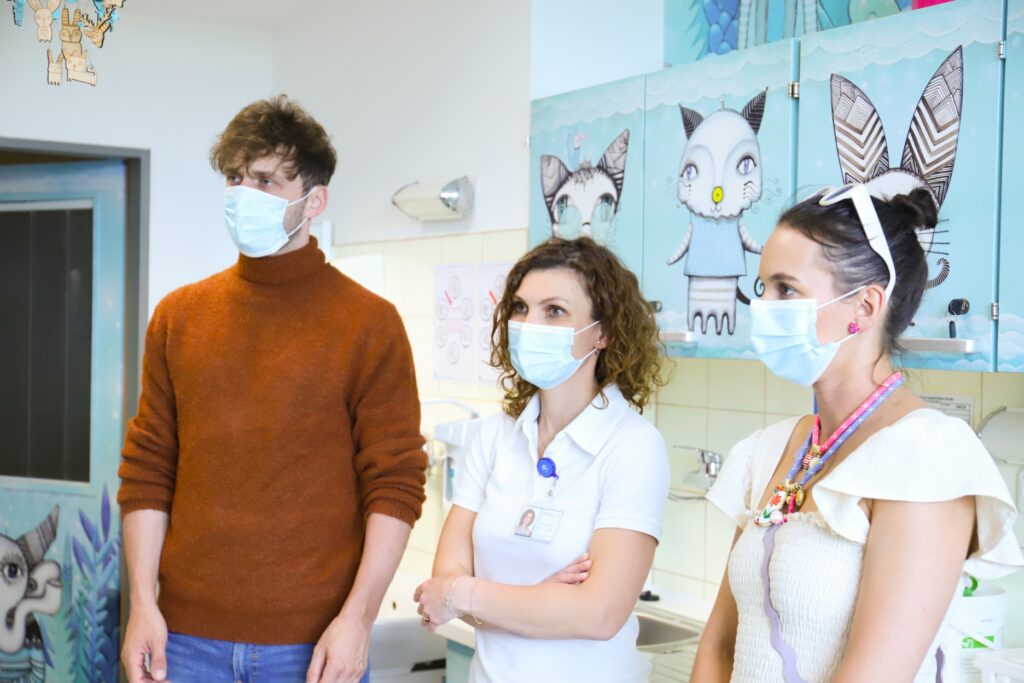 Kliniku dětské hematologie a onkologie FN Motol navštívili Míša Tomešová a Roman Tomeš
