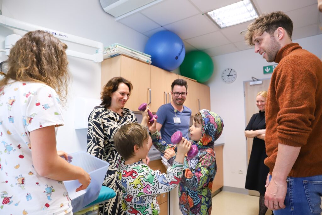 Kliniku dětské hematologie a onkologie FN Motol navštívili Míša Tomešová a Roman Tomeš