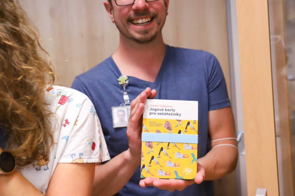 Kliniku dětské hematologie a onkologie FN Motol navštívili Míša Tomešová a Roman Tomeš