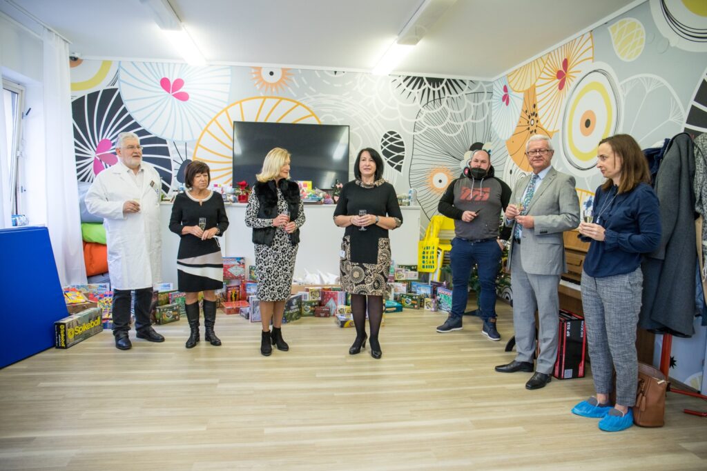 2021_Předávání šeku pro DPK od Rotary klubu