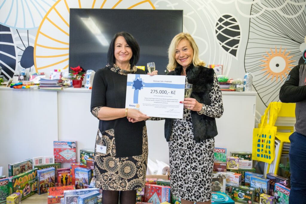 2021_Předávání šeku pro DPK od Rotary klubu